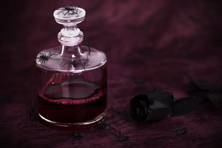 赤黒い液体の入った瓶とクモ