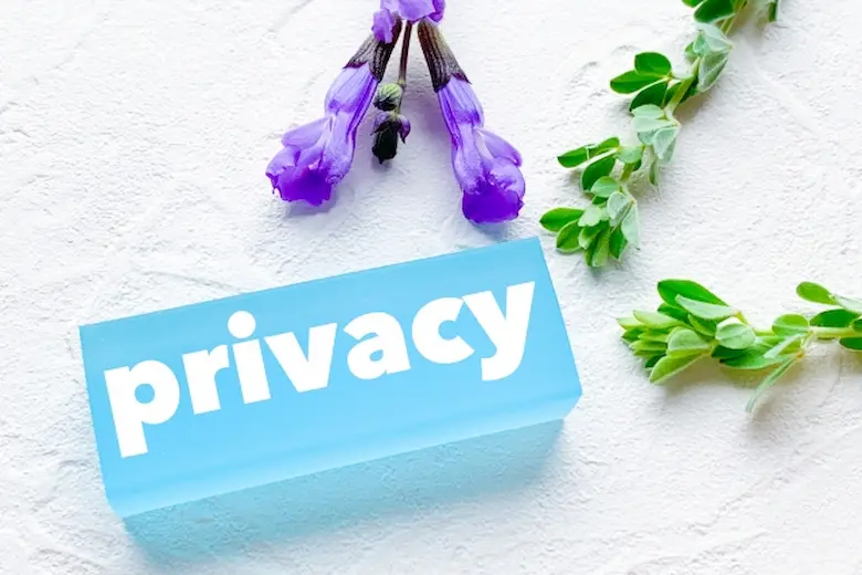 プライバシーの文字と花